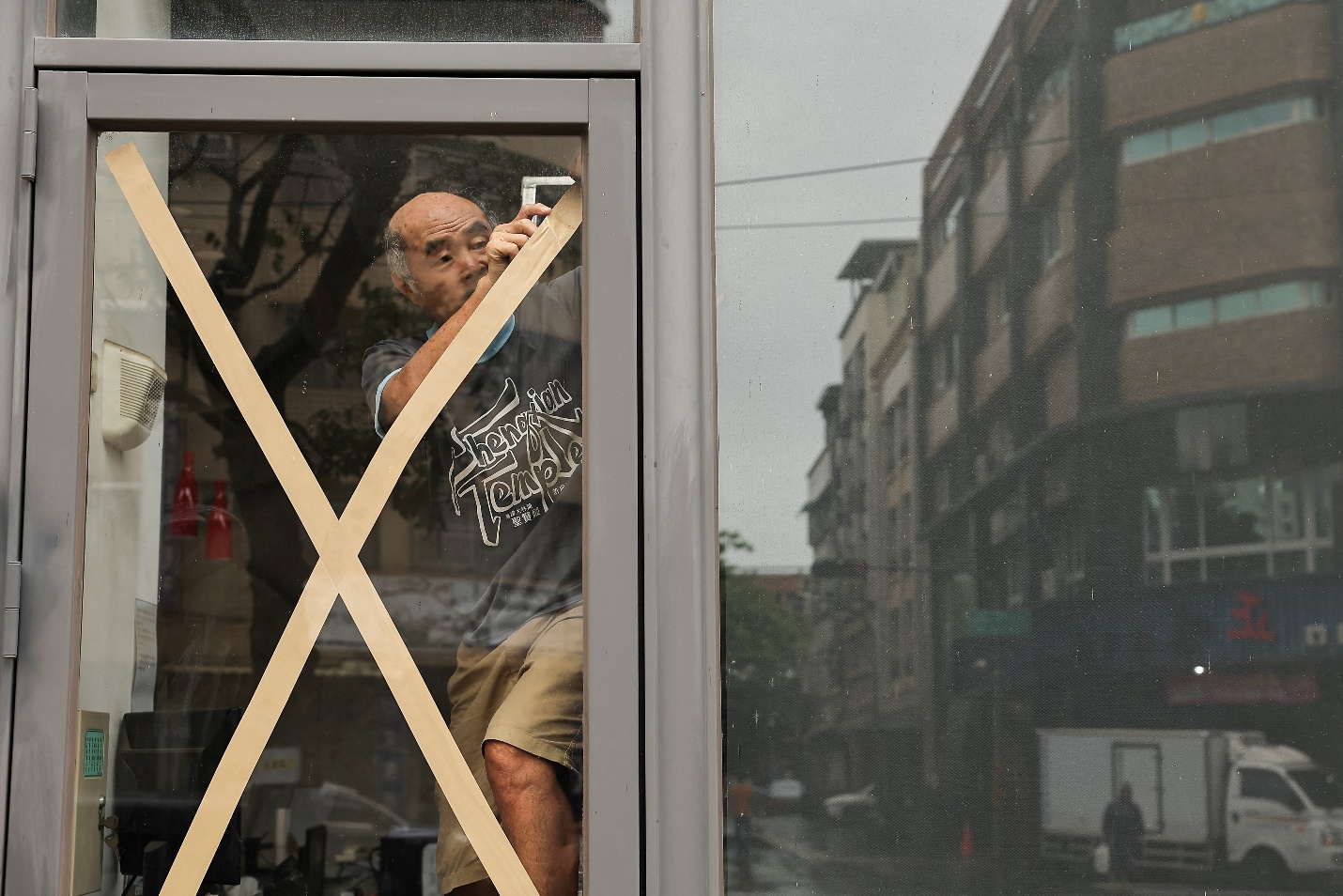 Residents prepare for Typhoon Krathon in Kaohsiung