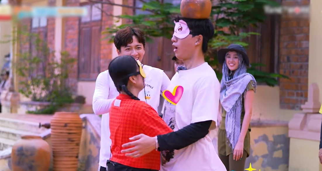 Bạn gái HIEUTHUHAI bỏ hashtag "chỉ yêu mình anh" khi chứng kiến nam rapper chạm vào cô gái khác- Ảnh 4.