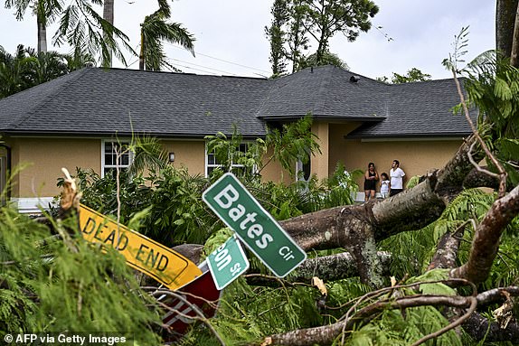 Toàn cảnh siêu bão Milton đổ bộ Florida (Mỹ): Diễn biến bão bất ngờ thay đổi liên tục, suy yếu thành bão cấp 1 sau nhiều tiếng "càn quét"- Ảnh 3.