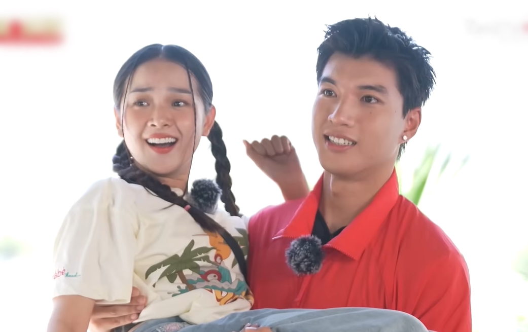 Bạn gái HIEUTHUHAI bỏ hashtag "chỉ yêu mình anh" khi chứng kiến nam rapper chạm vào cô gái khác- Ảnh 3.