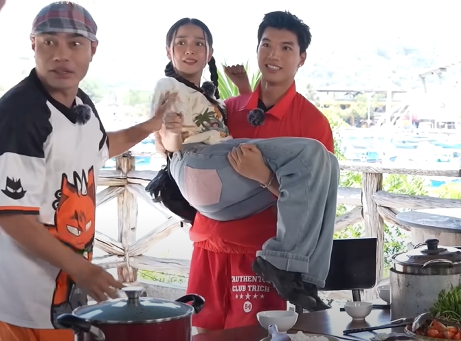 Bạn gái HIEUTHUHAI bỏ hashtag "chỉ yêu mình anh" khi chứng kiến nam rapper chạm vào cô gái khác- Ảnh 1.