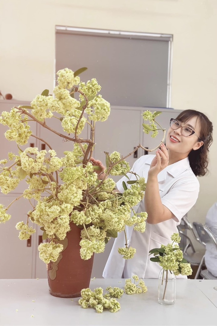 Thử cắm hoa sữa ở văn phòng, cô gái Hà Nội khiến đồng nghiệp 'sang chấn tâm lý'- Ảnh 5.