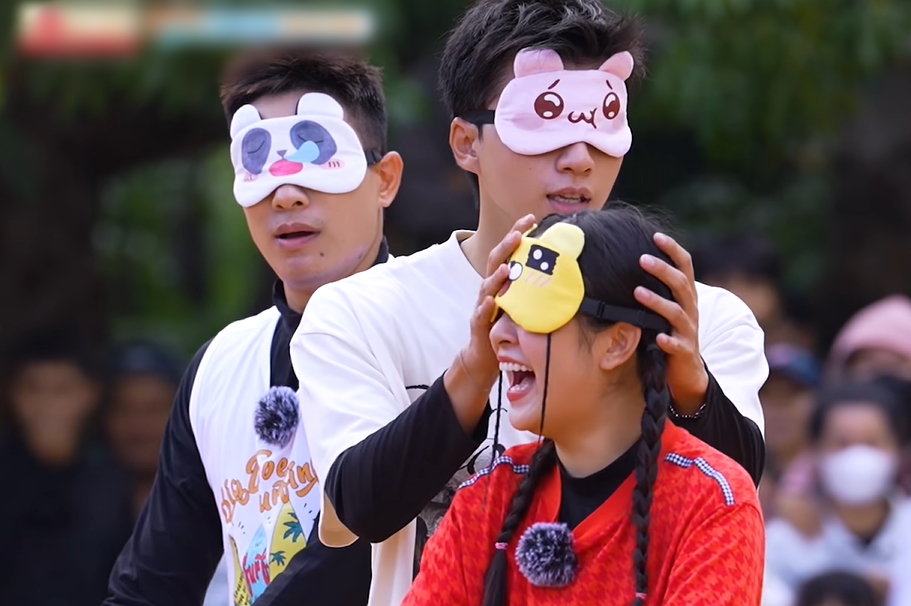 Bạn gái HIEUTHUHAI bỏ hashtag "chỉ yêu mình anh" khi chứng kiến nam rapper chạm vào cô gái khác- Ảnh 2.
