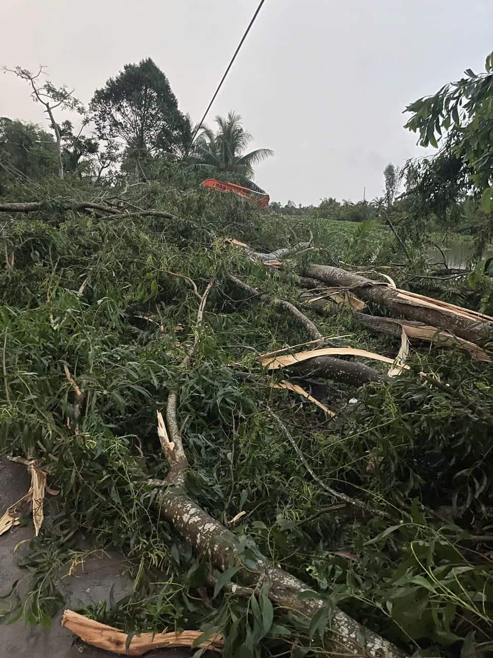 Lốc xoáy bất ngờ xuất hiện ở Kiên Giang, đánh sập 23 ngôi nhà, nhiều người bị thương- Ảnh 1.