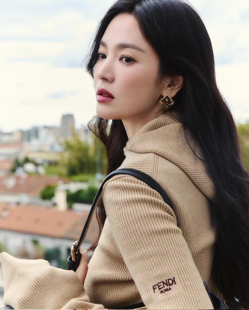 "Xả kho" h&igrave;nh cũ, Song Hye Kyo g&acirc;y sốt v&igrave; phong c&aacute;ch trang điểm mới lạ cực sang chảnh- Ảnh 2.