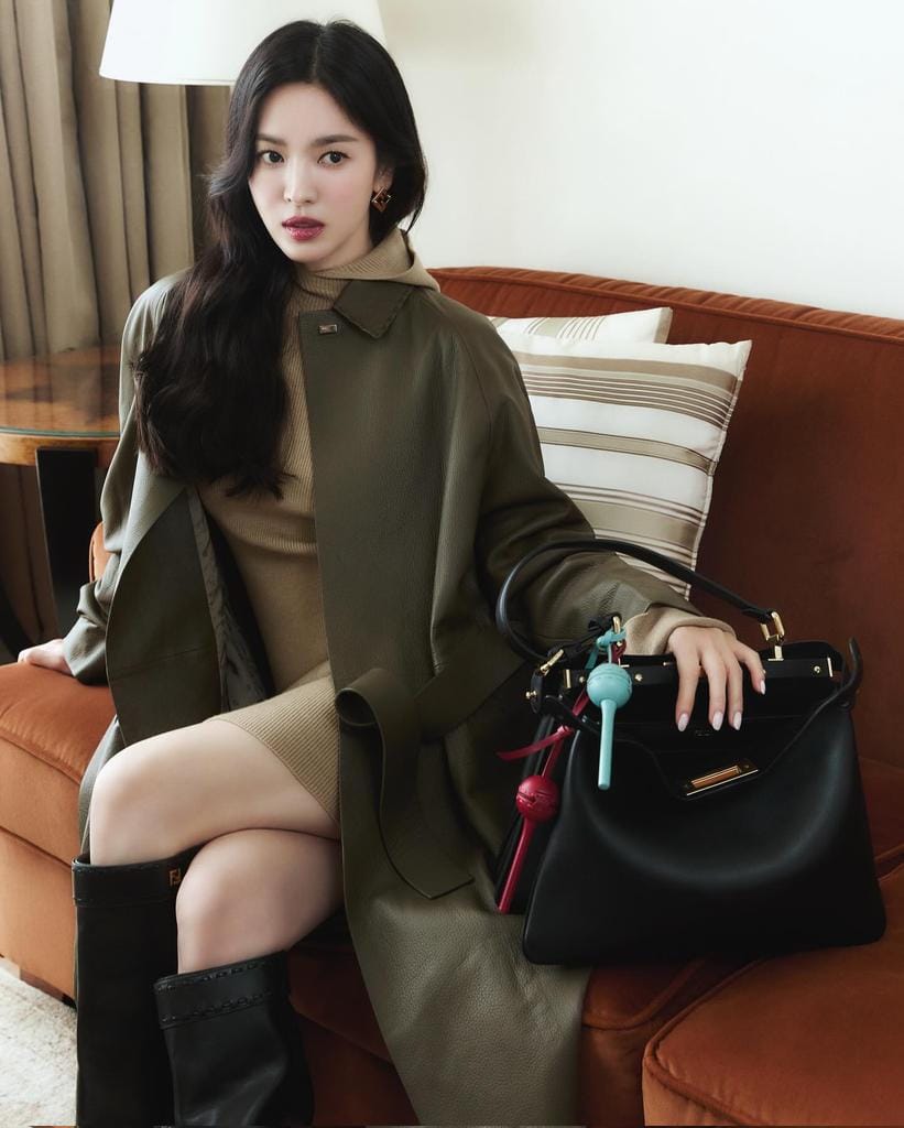 "Xả kho" h&igrave;nh cũ, Song Hye Kyo g&acirc;y sốt v&igrave; phong c&aacute;ch trang điểm mới lạ cực sang chảnh- Ảnh 1.