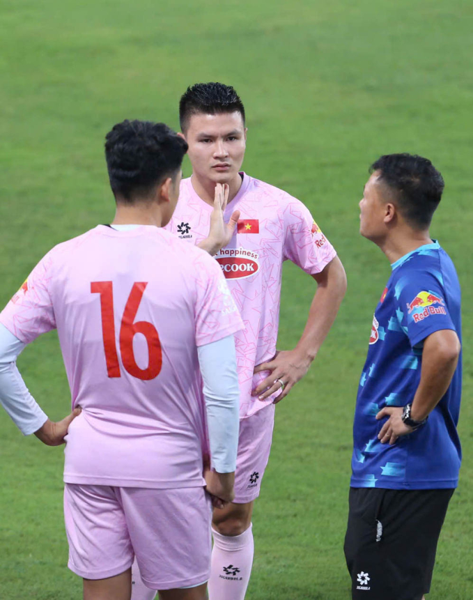 Quang Hải đưa quý tử đi tiêm, bế con khéo léo ra dáng bố bỉm sữa- Ảnh 5.