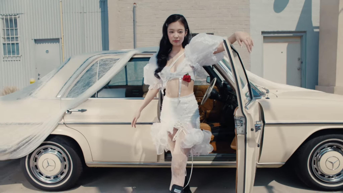Jennie t&oacute;c v&agrave;ng "chiến đ&eacute;t", hở bạo khoe d&aacute;ng bốc lửa cạnh loạt si&ecirc;u xe tiền tỷ- Ảnh 5.