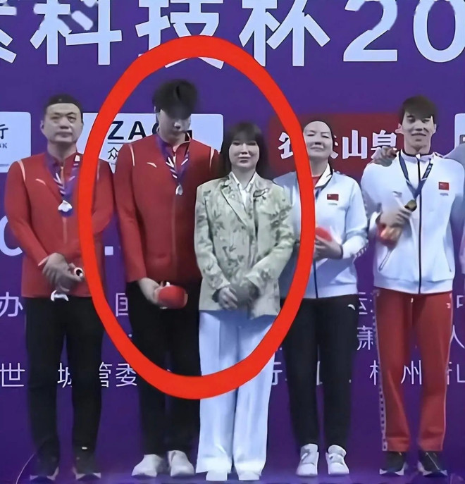 &ldquo;Ho&agrave;ng tử ếch&rdquo; gi&agrave;nh HCV Olympic bị tố ngoại t&igrave;nh d&ugrave; được bạn g&aacute;i bao nu&ocirc;i to&agrave;n tập- Ảnh 3.