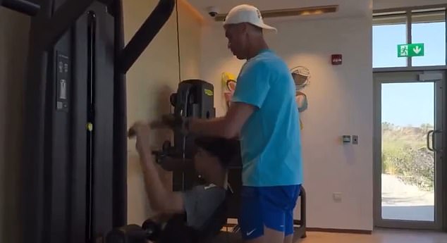 Con trai cả than buồn ngủ vì phải dậy sớm, Ronaldo có câu trả lời khiến tất cả ngỡ ngàng- Ảnh 2.