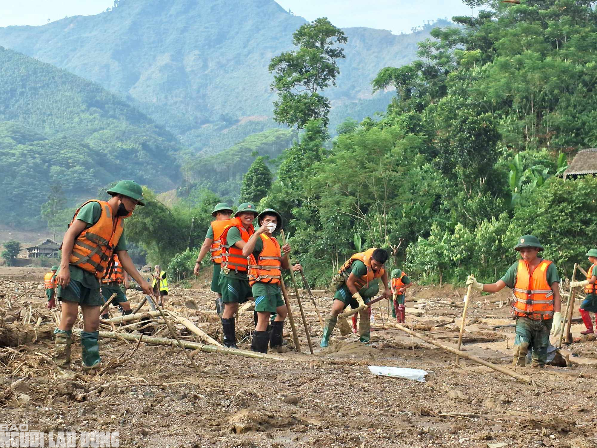 Vụ sạt lở khiến 60 người chết ở Làng Nủ: Dừng tìm kiếm, còn 7 người mất tích- Ảnh 1.