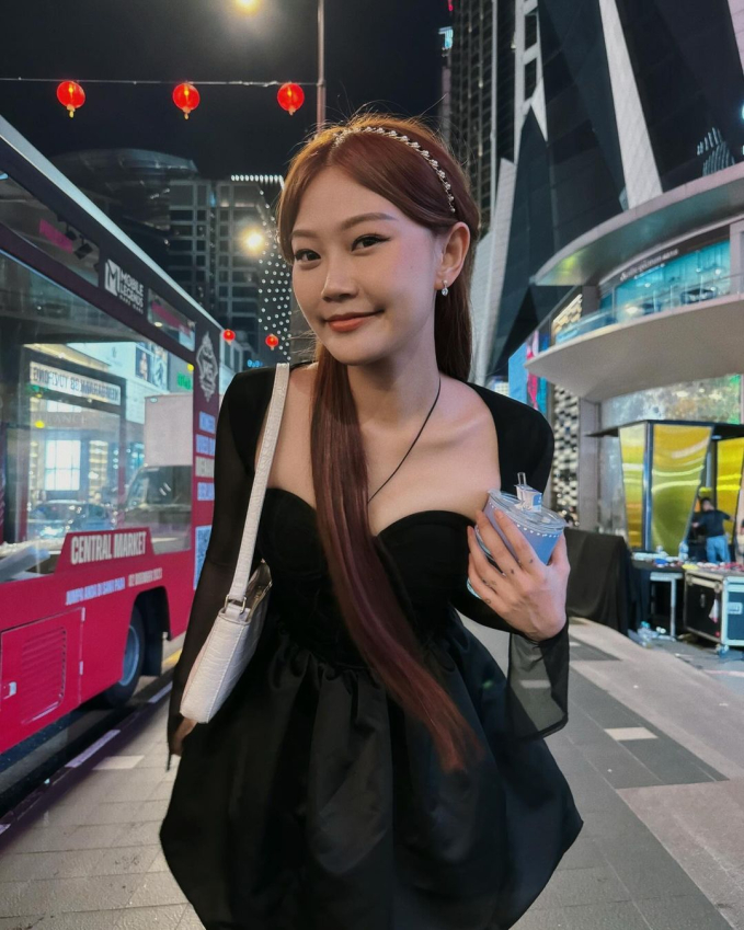 Nữ ca sĩ công khai Nữ ca sĩ công khai