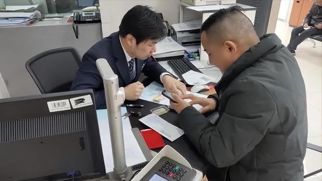 Người đ&agrave;n &ocirc;ng gửi tiết kiệm 35 triệu đồng, sau 20 năm đến ng&acirc;n h&agrave;ng tất to&aacute;n th&igrave; được th&ocirc;ng b&aacute;o: Đ&atilde; c&oacute; người đến r&uacute;t tiền rồi!- Ảnh 1.