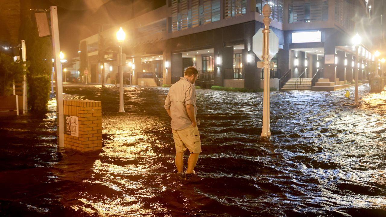 CẬP NHẬT siêu bão Milton đã chính thức đổ bộ Florida (Mỹ): Mưa lớn "1.000 năm 1 lần" xuất hiện, đã có những thương vong đầu tiên- Ảnh 3.