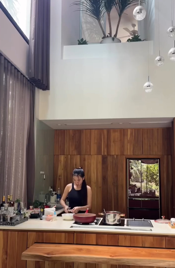 Vợ bầu của Đặng Văn L&acirc;m khoe ch&acirc;n d&agrave;i thẳng tắp, l&aacute;i xế hộp đi chơi, được mẹ chồng khen th&ocirc;ng minh v&igrave; c&aacute;ch chăm s&oacute;c gia đ&igrave;nh- Ảnh 3.