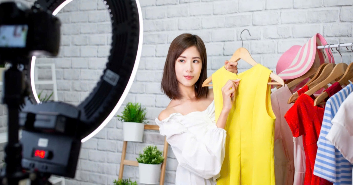 Thị trường thời trang “biến động”: Tất cả đều từ xu hướng này đây!- Ảnh 1.