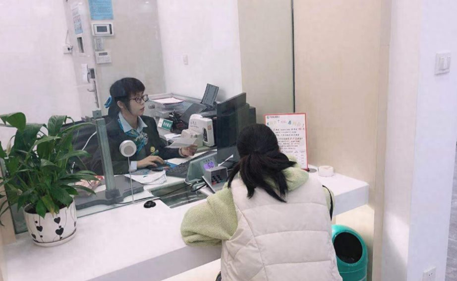 Nhận được 3,5 tỷ từ tài khoản lạ, người phụ nữ đến ngân hàng để hoàn lại, nhân viên khẳng định: Đừng trả tiền vội- Ảnh 3.