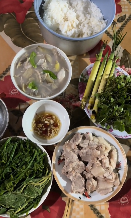 "Phú bà" miến dong Sùng Bầu vào bếp làm 1 món ăn, netizen sửng sốt 30 năm cuộc đời mới thấy thứ này- Ảnh 3.