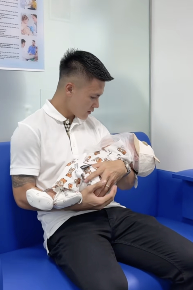 Quang Hải đưa quý tử đi tiêm, bế con khéo léo ra dáng bố bỉm sữa- Ảnh 3.