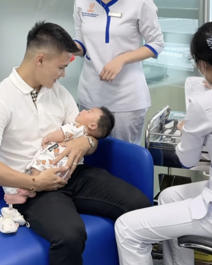 Quang Hải đưa quý tử đi tiêm, bế con khéo léo ra dáng bố bỉm sữa- Ảnh 4.
