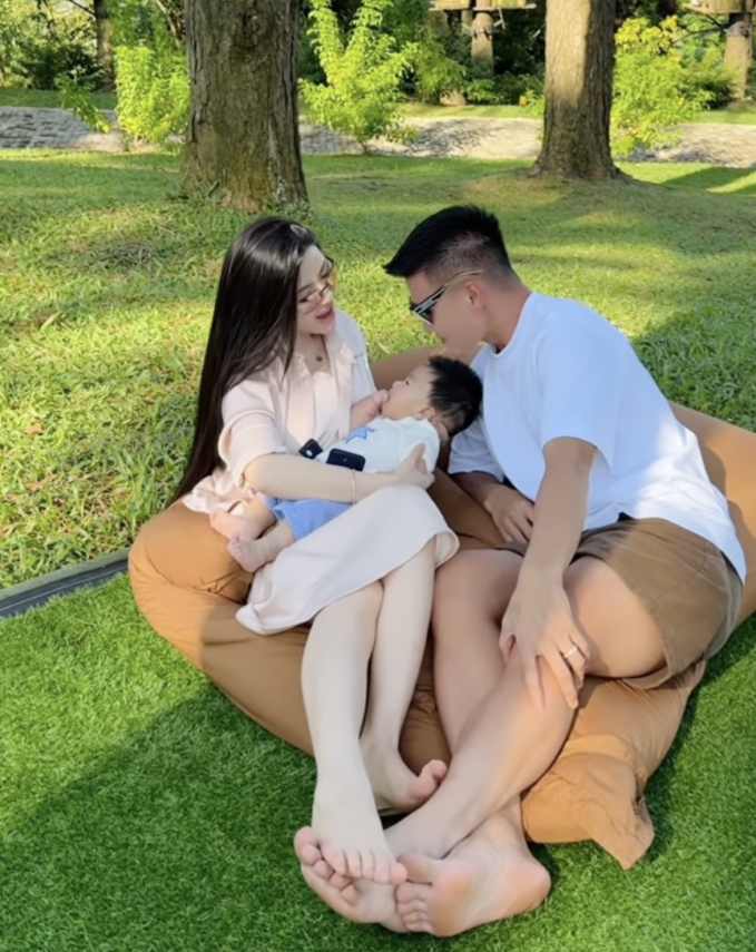 Quang Hải đưa quý tử đi tiêm, bế con khéo léo ra dáng bố bỉm sữa- Ảnh 1.