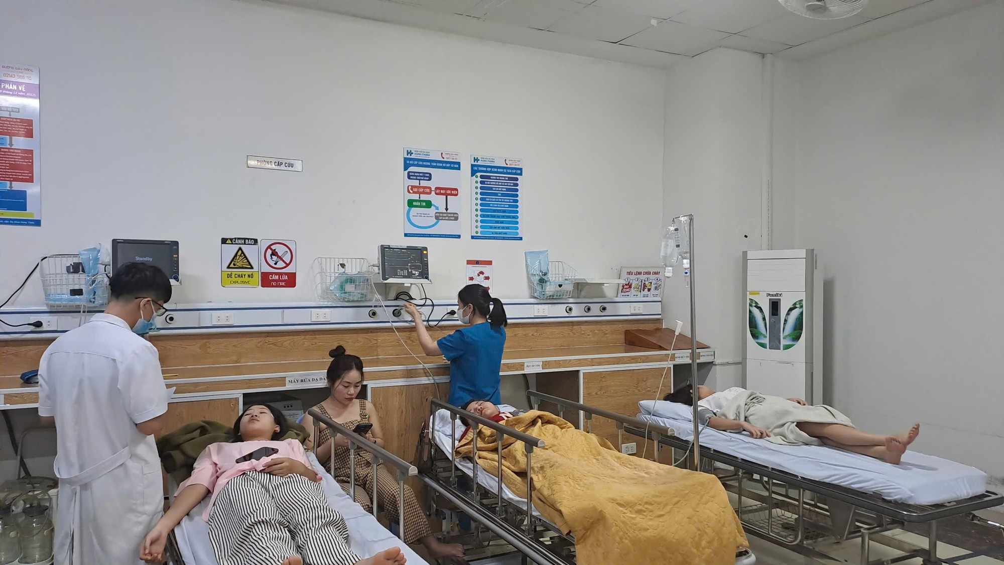 Gần 50 sinh vi&ecirc;n bất ngờ nhập viện sau bữa ăn tối- Ảnh 1.