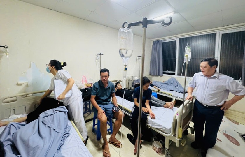 Vụ 49 sinh vi&ecirc;n sốt, đau bụng, n&ocirc;n phải nhập viện sau bữa tối: Tạm đ&oacute;ng cửa bếp ăn trường- Ảnh 1.