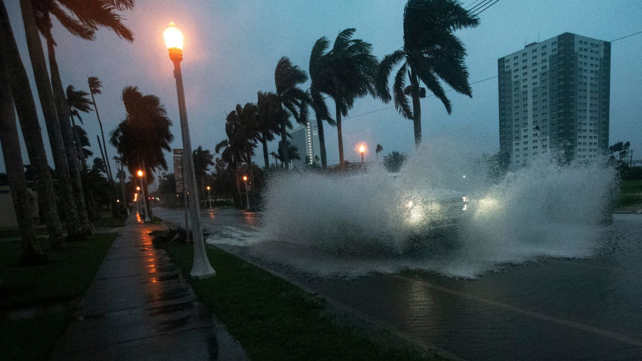 CẬP NHẬT siêu bão Milton đã chính thức đổ bộ Florida (Mỹ): Mưa lớn "1.000 năm 1 lần" xuất hiện, đã có những thương vong đầu tiên- Ảnh 4.