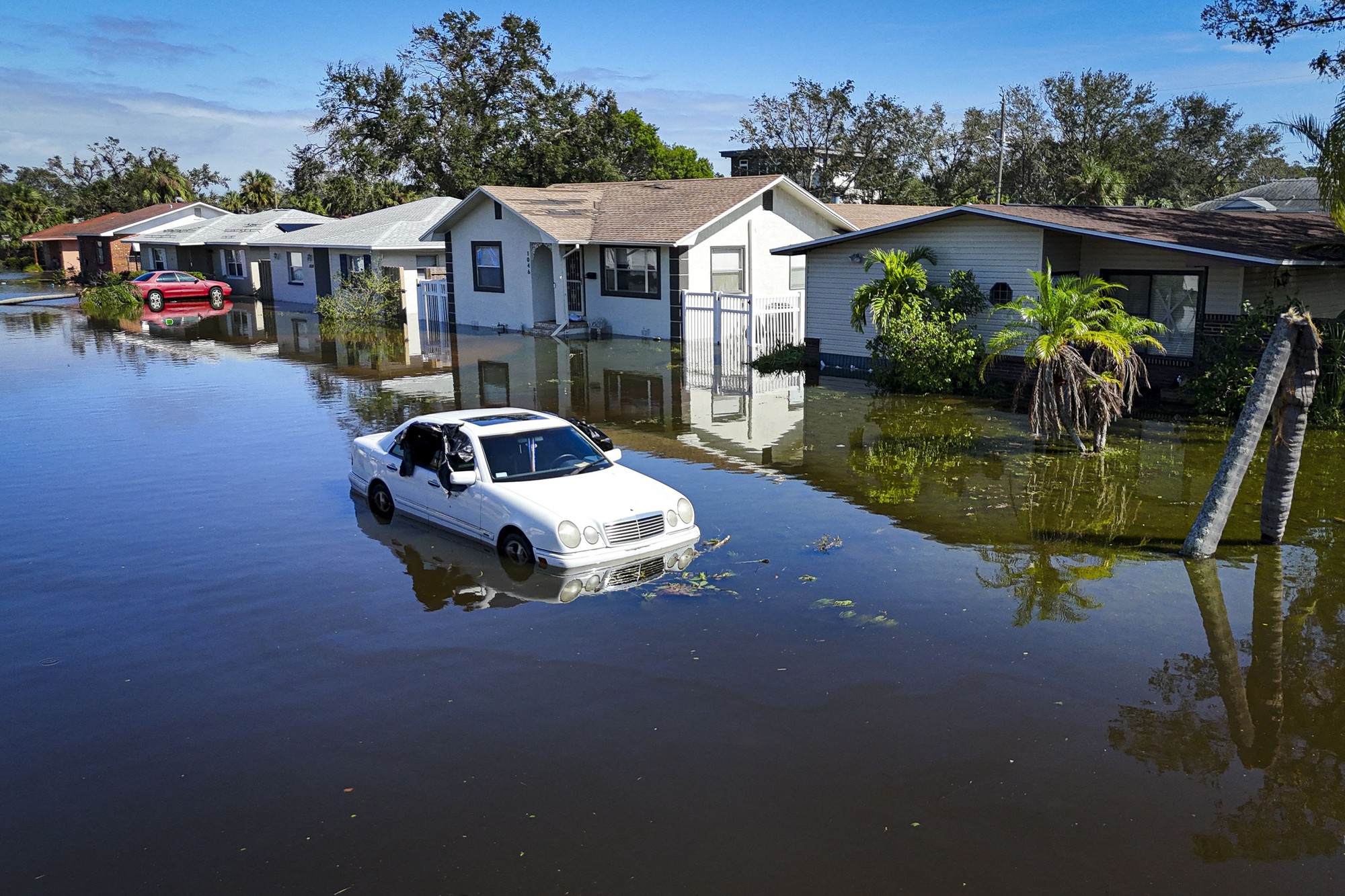 Florida hoa lệ biến thành vùng đất hoang tàn sau bão Milton lịch sử, số người thiệt mạng tiếp tục tăng- Ảnh 10.