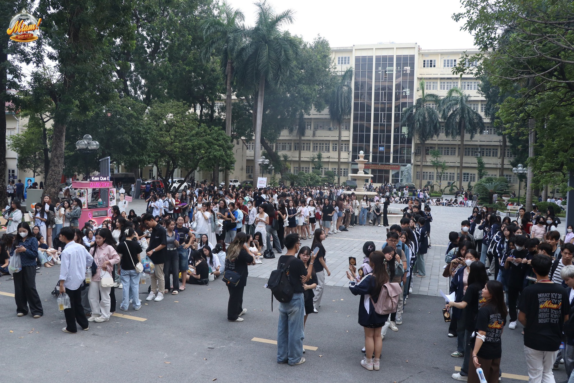 Chơi lớn như trường này: Một "anh trai" xuất hiện tại sự kiện chào tân SV, cả trường như bùng nổ!- Ảnh 1.