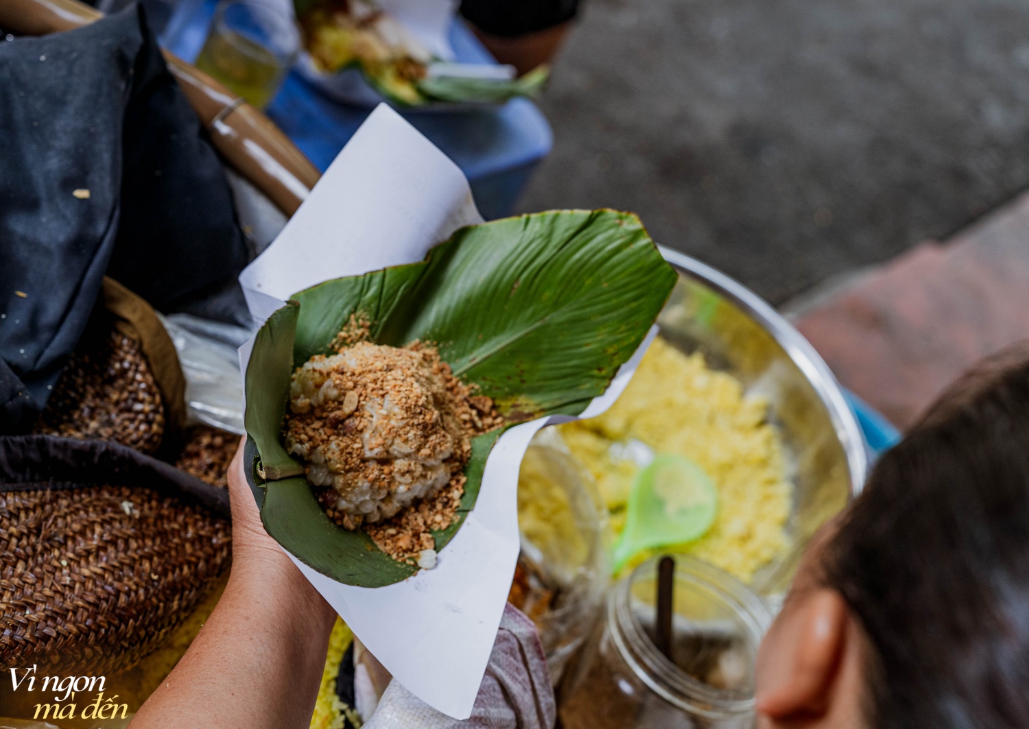 Sáng mùa thu Hà Nội ghé sạp xôi giữa phố xá nhịp, nghe tâm sự cô bán hàng người làng Phú Thượng: Bán xôi mua nhà lầu xe hơi được không?- Ảnh 6.