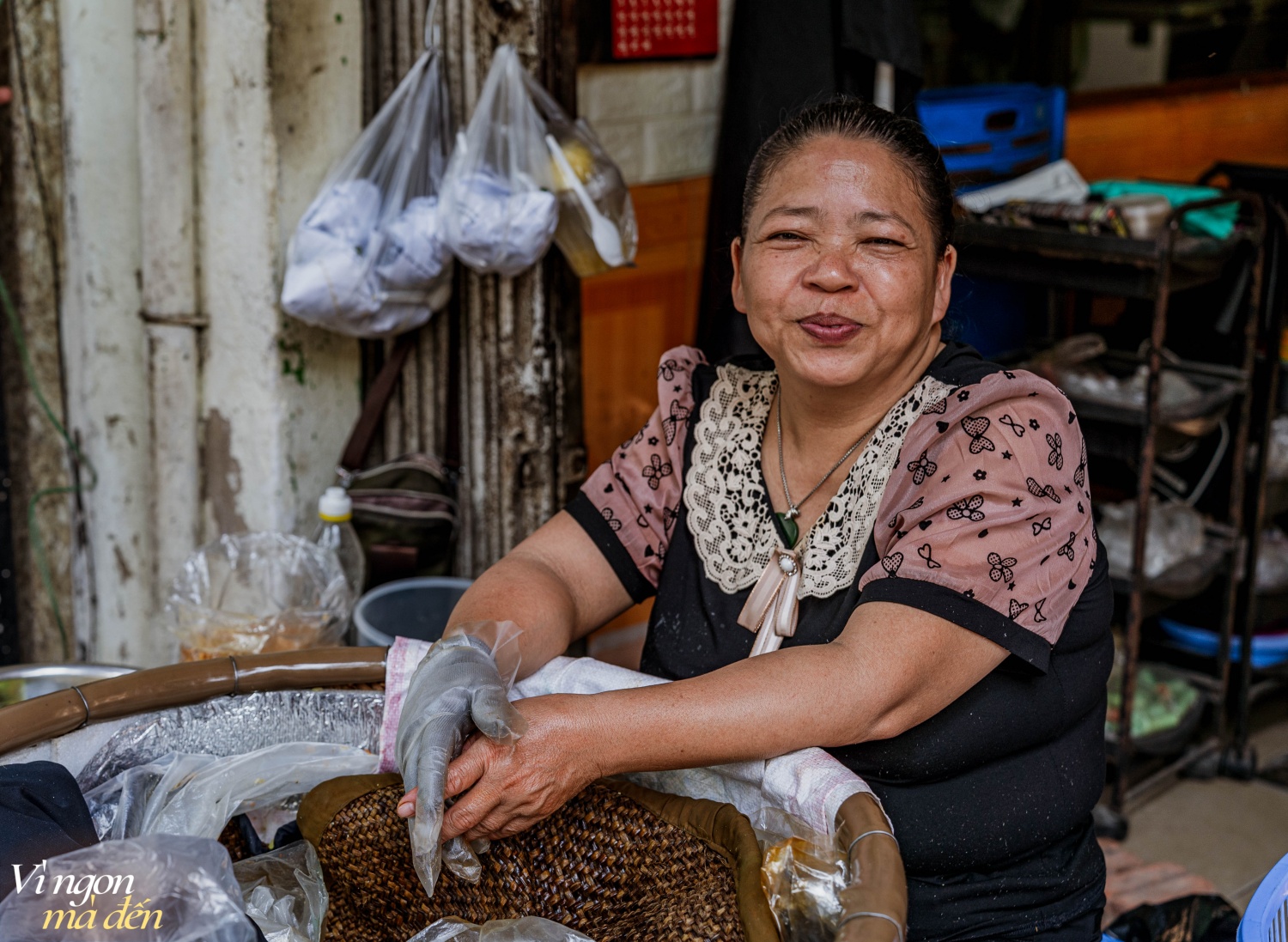 Sáng mùa thu Hà Nội ghé sạp xôi giữa phố xá nhịp, nghe tâm sự cô bán hàng người làng Phú Thượng: Bán xôi mua nhà lầu xe hơi được không?- Ảnh 9.