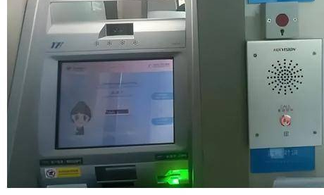 Quá thông minh: Bị lạc ông nội, bé gái chạy vào cây ATM làm 1 hành động để tự cứu mình, ai nấy đều khen ngợi- Ảnh 3.