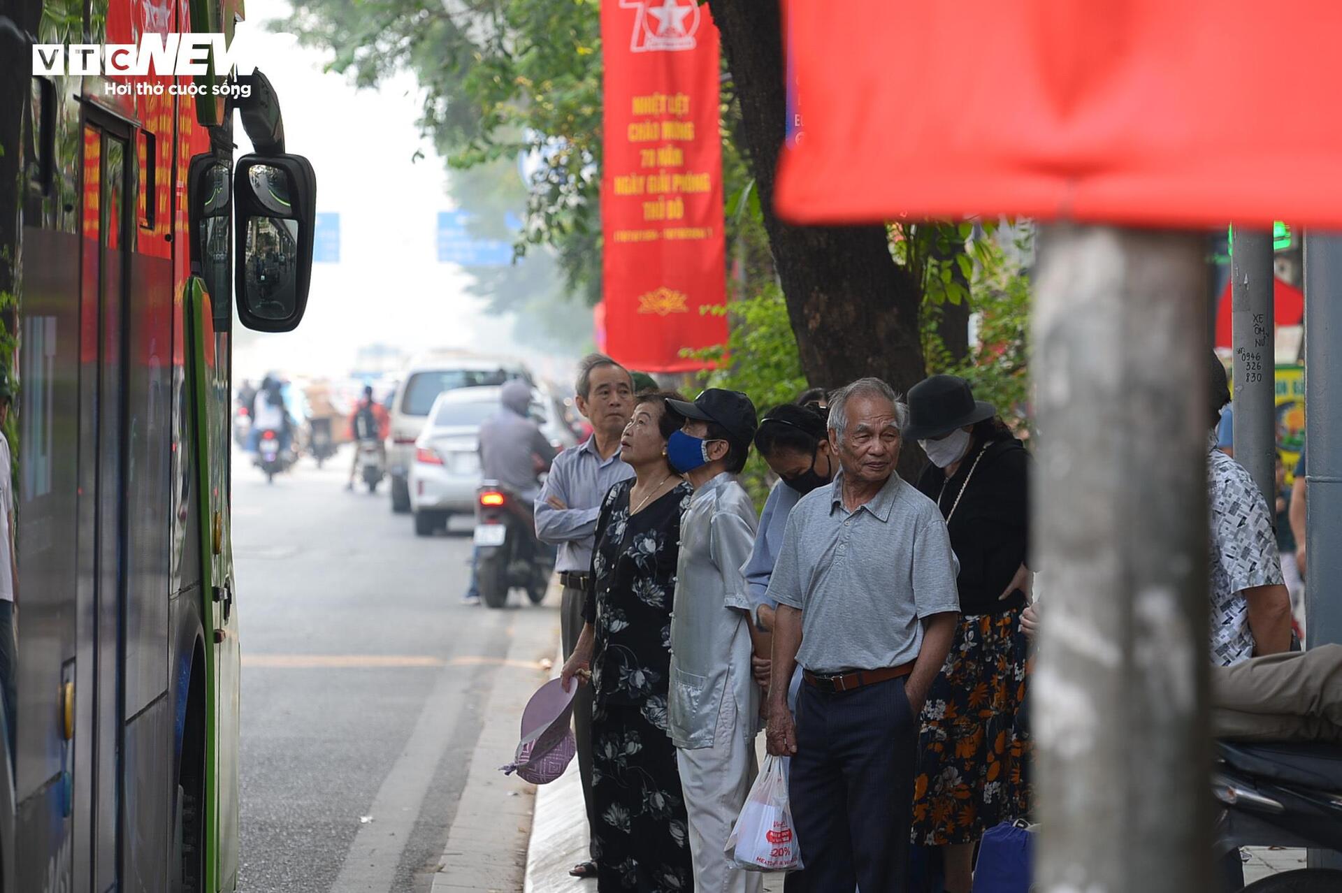 Hà Nội vào mùa ô nhiễm không khí, bầu trời mù mịt, bụi mịn giăng như sương- Ảnh 16.