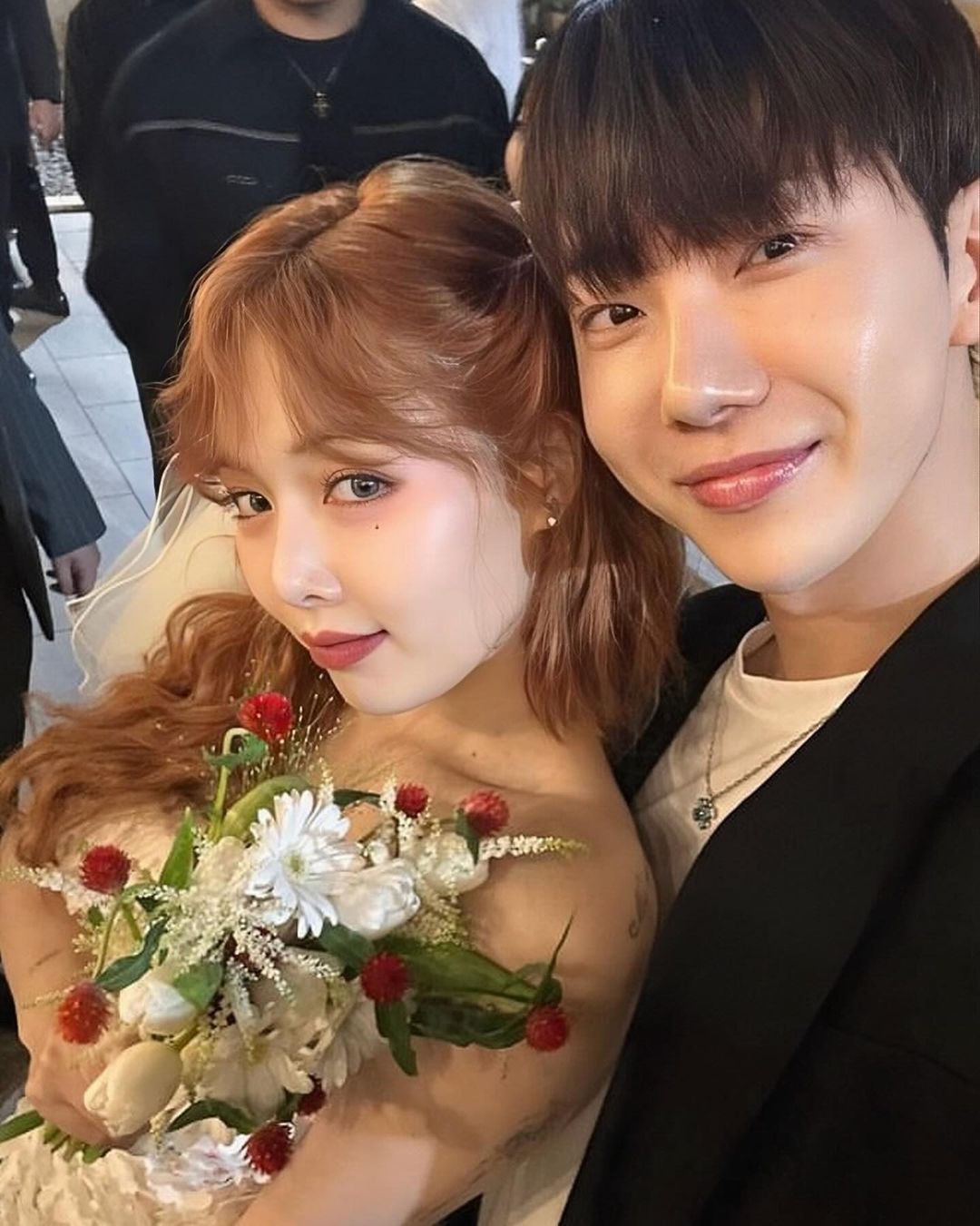 Hyuna and the scandalous male god's wedding: The bride wears a short dress to show off her slim legs, revealing the billion-dollar cost of the ceremony - Photo 5.