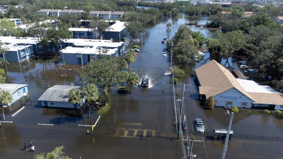 Milton suy yếu thành bão hậu nhiệt đới, ít nhất 10 người chết ở Florida, Mỹ- Ảnh 1.