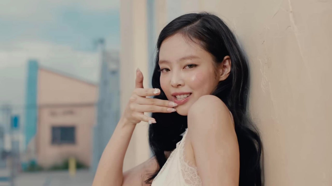 Không chê được bộ nào của Jennie trong MV mới, có 2 chi tiết liên quan tới Lisa và Chanel- Ảnh 23.