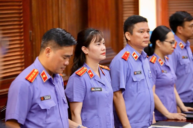 Bà Trương Mỹ Lan bật khóc khi nói lời sau cùng: "Trái tim bị cáo đang rỉ máu từng giây, từng giây"- Ảnh 2.