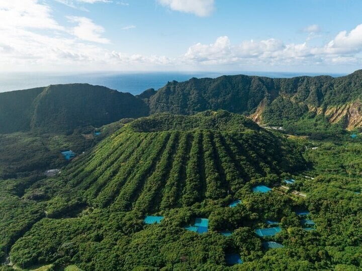 Hòn đảo nằm trên miệng núi lửa, chốn cư ngụ của những người 'dũng cảm nhất'- Ảnh 1.