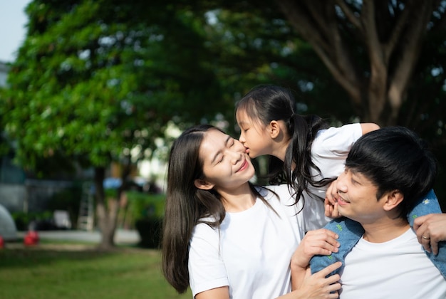 "Cha nghiêm khắc, mẹ mềm mỏng" hay "Mẹ nghiêm khắc cha mềm mỏng", cái nào tốt hơn cho con? Câu trả lời khác với tưởng tượng- Ảnh 1.