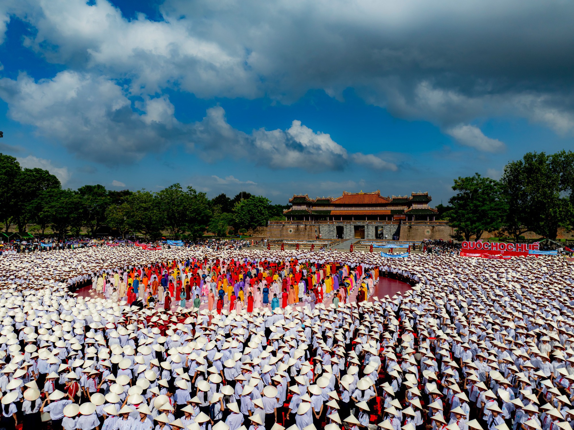 Hàng nghìn người tung nón lá rợp quảng trường Ngọ Môn, Huế ăn mừng Võ Quang Phú Đức vô địch- Ảnh 7.