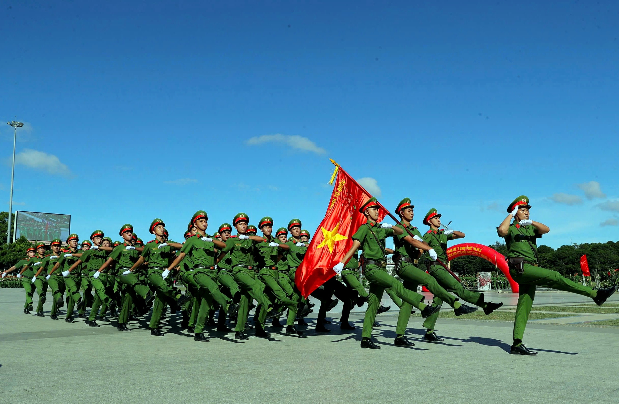 Hàng ngàn chiến sĩ công an biểu diễn võ thuật, trấn áp tội phạm ở Đà Lạt- Ảnh 2.