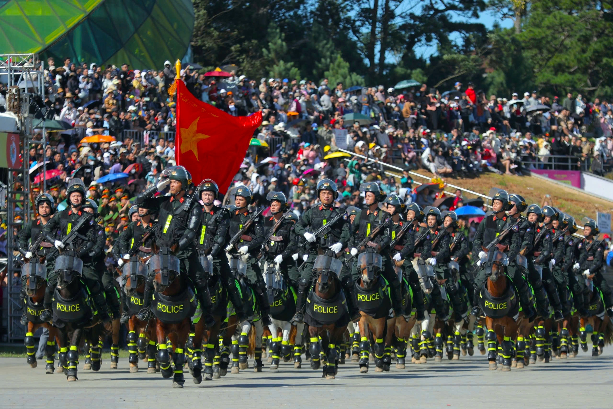 Hàng ngàn chiến sĩ công an biểu diễn võ thuật, trấn áp tội phạm ở Đà Lạt- Ảnh 8.