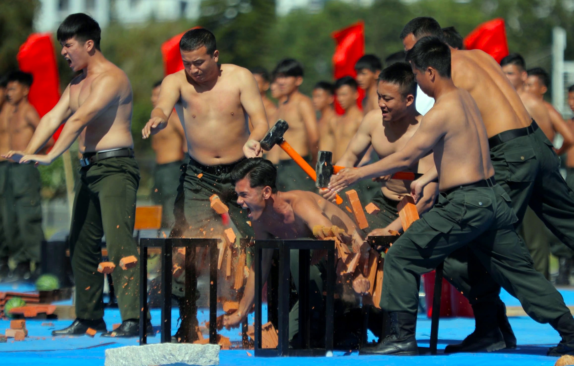 Hàng ngàn chiến sĩ công an biểu diễn võ thuật, trấn áp tội phạm ở Đà Lạt- Ảnh 11.