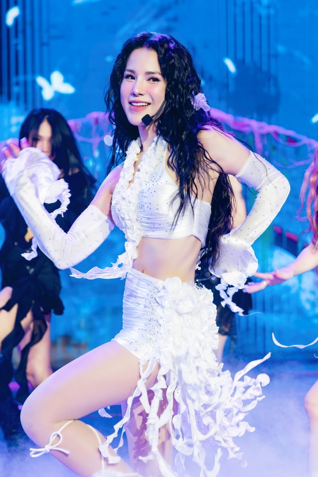 Ninh Dương Lan Ngọc bức xúc ở show Anh trai- Ảnh 1. Ninh Dương Lan Ngọc bức xúc ở show Anh trai- Ảnh 1.