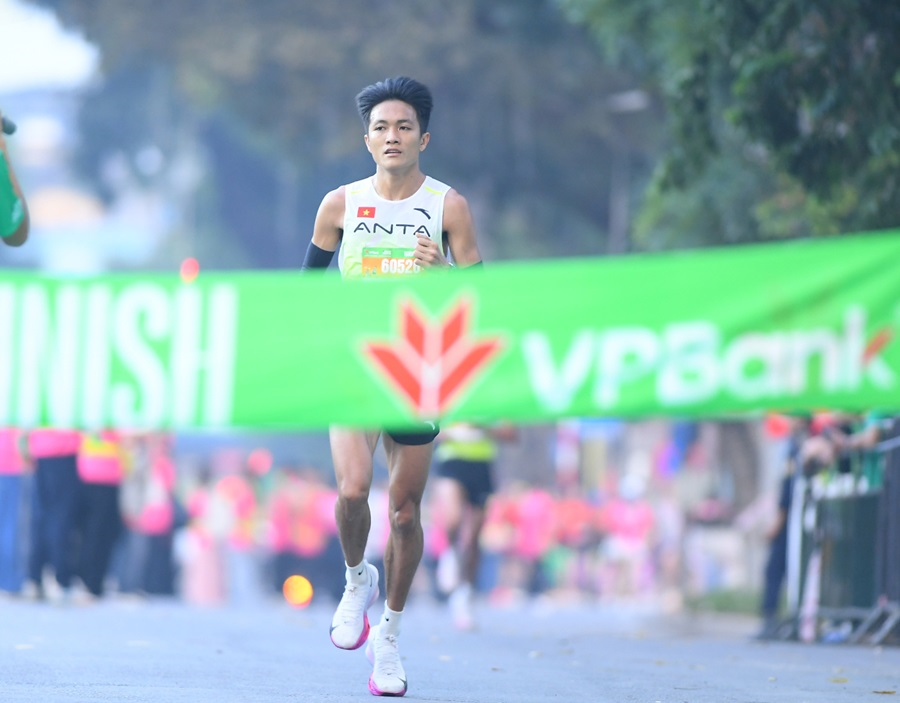 Á quân SEA Games 32 về nhất tại giải Marathon quốc tế Hà Nội 2024- Ảnh 1.