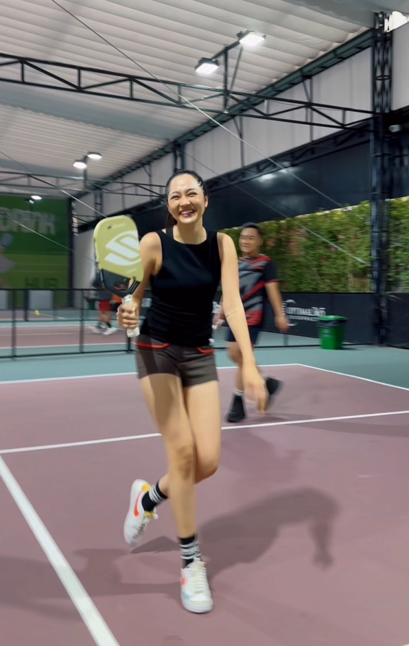 Ca sĩ Bảo Anh "quậy" tưng bừng trên sân pickleball, mẹ một con tự nhận "béo" nhưng vóc dáng vẫn khiến dân mạng ước ao- Ảnh 3.