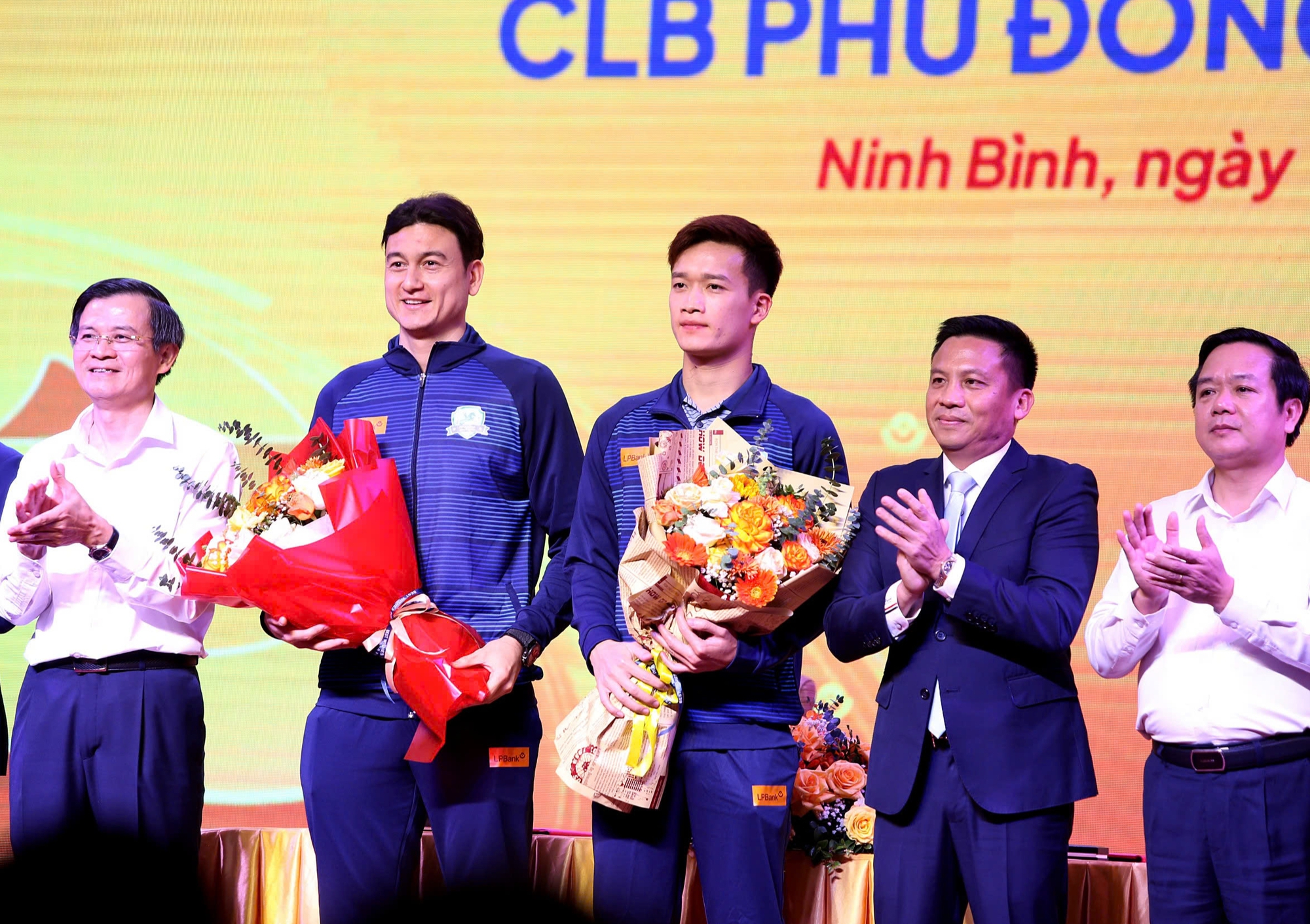 Văn Lâm, Hoàng Đức cùng CLB Phù Đổng Ninh Bình ủng hộ 3 tỷ đồng chung tay xóa nhà tạm, nhà dột nát trên phạm vi cả nước- Ảnh 1.