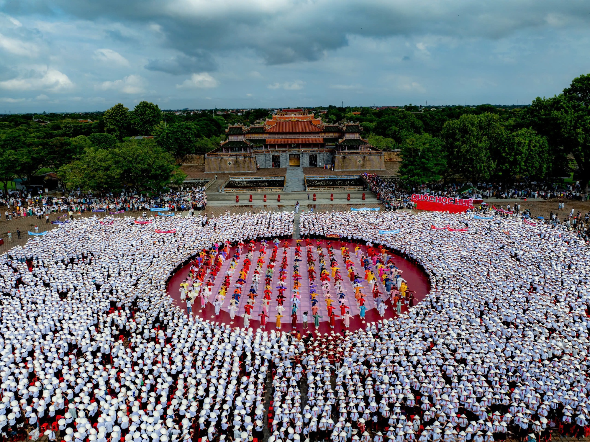 Sân khấu cổ vũ Quán quân Olympia gây sốt: Dàn dancer nhí nhảy chất không kém nhóm nam có vũ đạo đều nhất Kpop- Ảnh 2.