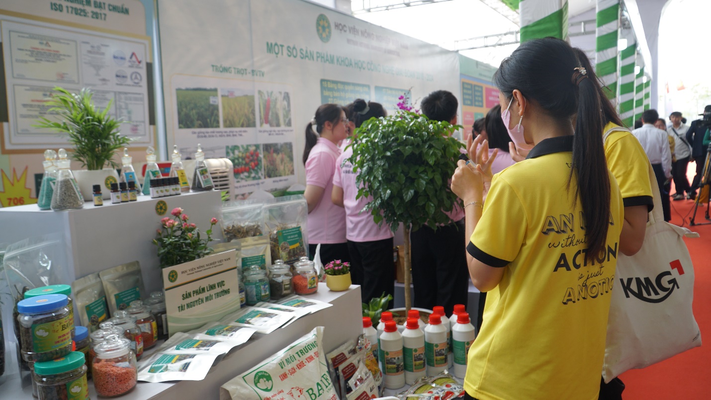 Triển lãm Khoa học Công nghệ tại lễ khai giảng năm học mới của Học viện Nông nghiệp Việt Nam- Ảnh 2.